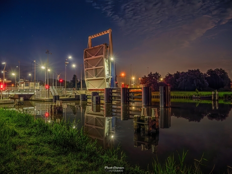 Nachtzicht op de Zeesluizen van Delfzijl met Open Brug.