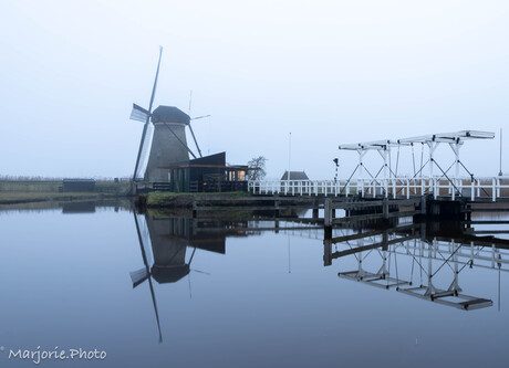 Mistige morgen bij Kinderdijk 