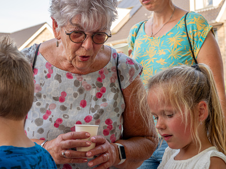 Een momentje tussen oma en kleinkind
