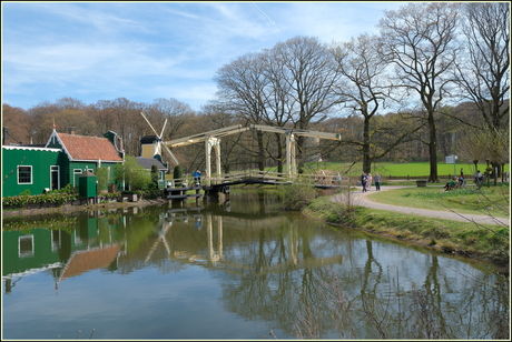 links: Zaanse huisjes  rechts: ophaalbrug Ouderkerk a/d Amstel