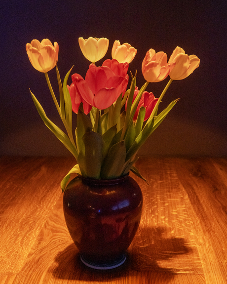 Vaas met vrolijkheid op tafel