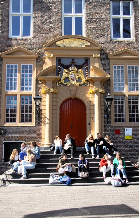 Studenten op de trappen van de universiteit 