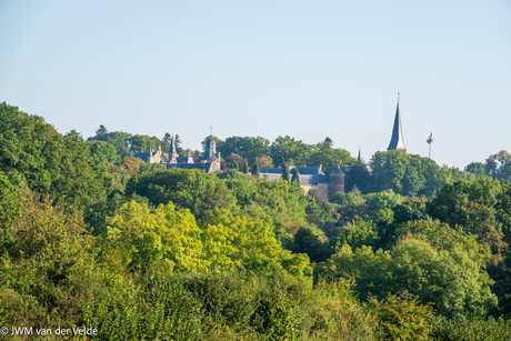 Blik op het kasteel en de kerk van Mheer