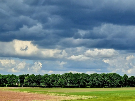 Dreigende lucht boven Renswoude
