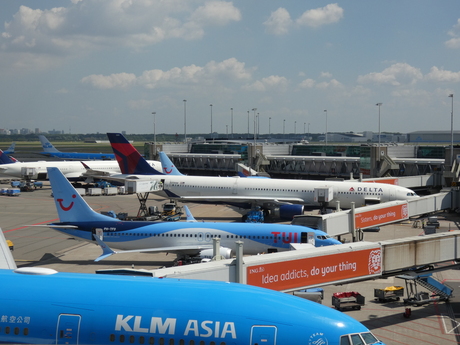 Rijtje vliegtuigen op vliegveld Schiphol