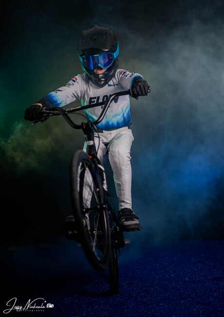 BMX Sportfotogragfie/ portret met rook en gekleurde lampen 