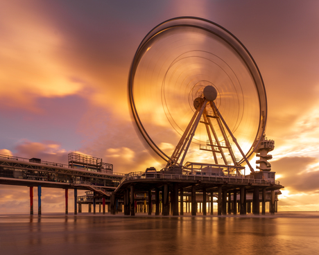 Bewolkte zonsondergang in Scheveningen