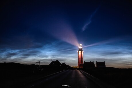 Lichtende nachtwolken en de Texelse vuurtoren,