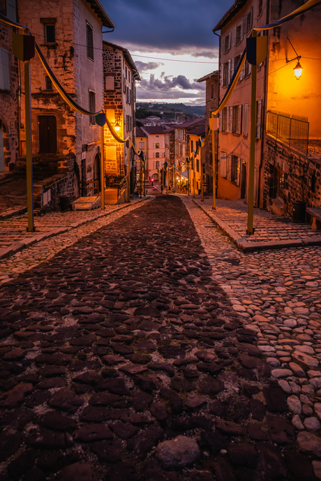 Le Puy-en-Valey by night