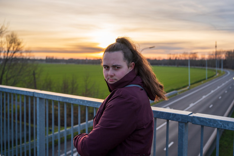 Blik op de Toekomst: Contemplatie bij Zonsondergang