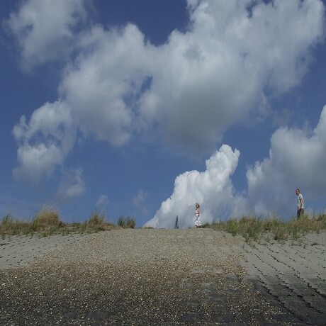 op de dijk wolken lucht