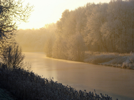 De vaart in winterochtend-licht