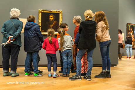 Kinderen luisteren geduldig naar uitleg in Museum Hermitage in Amsterdam