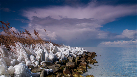 Een naderende sneeuwbui boven het Markermeer.