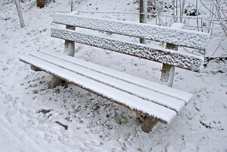 bankje in de sneeuw