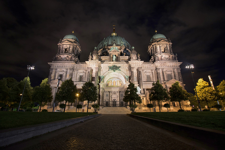 De Berliner Dom at night