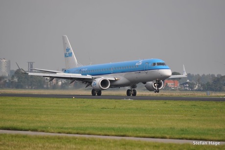 Landend KLM-vliegtuig op Polderbaan Schiphol