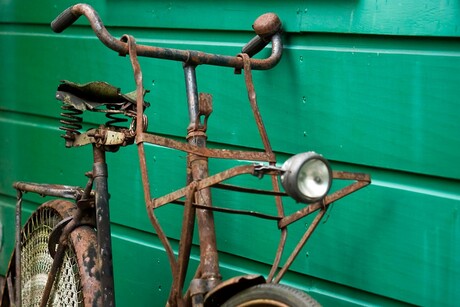 Op een oude fiets......