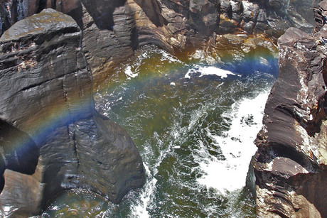 Regenboog over Waterval