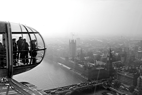 Uitzicht over Londen vanuit London Eye in b/w