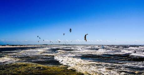 kite surfers op zee