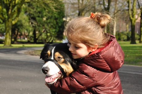 Meisje met haar hond