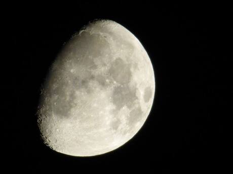 maan, uit de hand gefotografeerd
