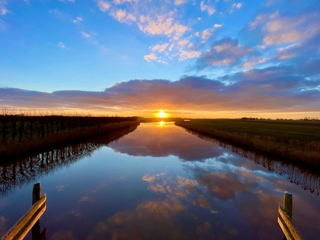 Zonsopkomst vanaf het hoogholtje in Kommerzijl, Groningen