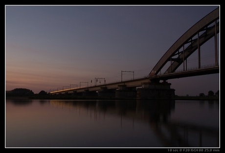 Spoorbrug in avondrood