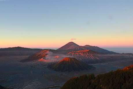 Adembenemende zonsopgang - Java, Indonesie