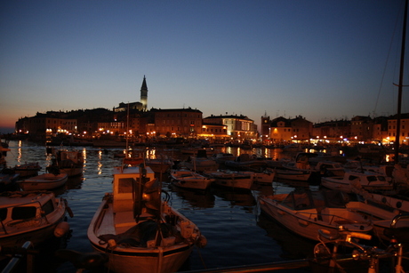 Rovinj bij avond/nachtlicht