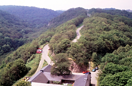 Zicht op de toegangswegen en restaurant.