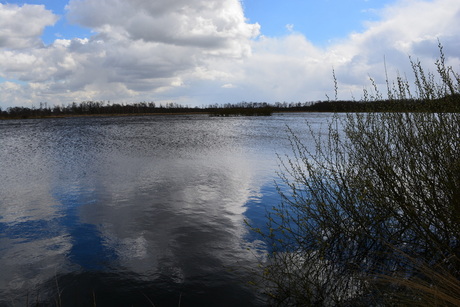 Weerspiegeling van de lucht op het water