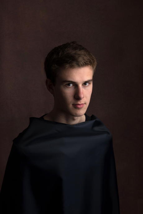 Low key portret van jonge man