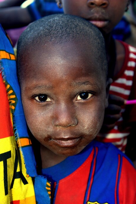 jongen in droogseizoen Gambia