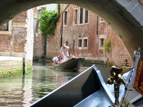 Gondelvaart door de watersteegjes van Venetie 2013