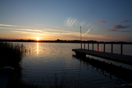 Zonsondergang bij het meer Kvie Sø