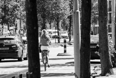 een strakke blonde meid op een racefiets