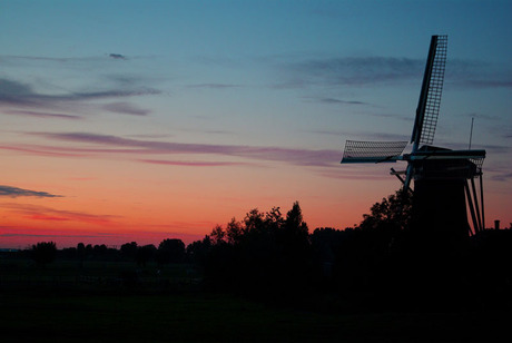 Molen bij schemering