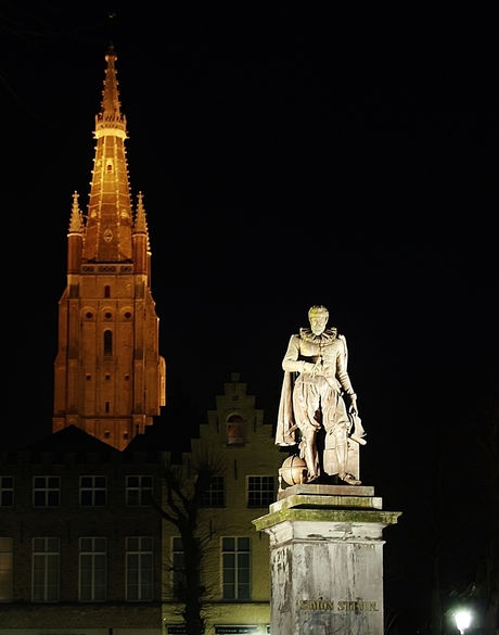Brugge standbeeld met kerktoren
