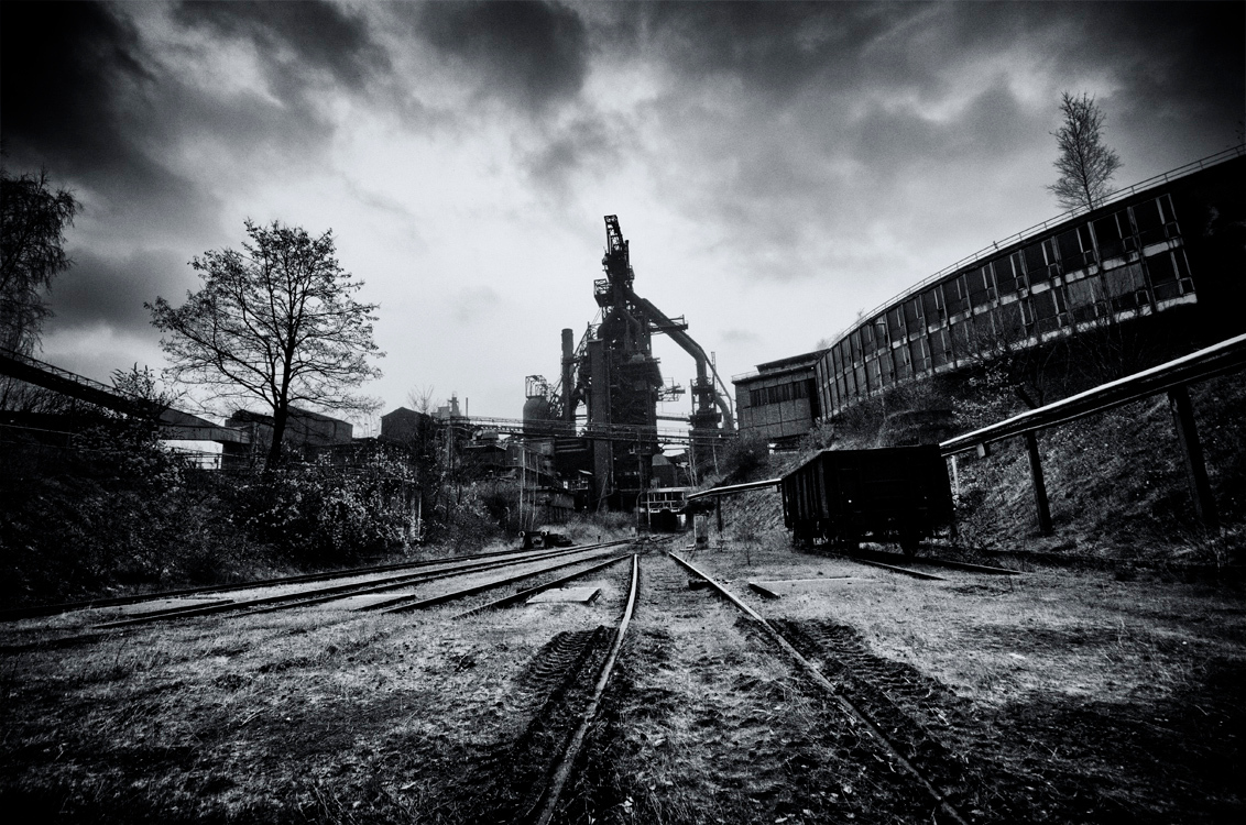 Here in this Tower of Doom - Urbex eerder dit jaar bij een verlaten hoogoven in de buurt van Luik - foto door botafriko op 11-12-2013 - deze foto bevat: donker, spoor, trein, toren, zwartwit, wagon, hoogoven, d7000