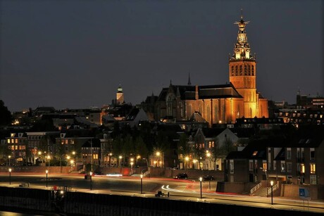 Nijmegen aan de Waalkade in avondlicht