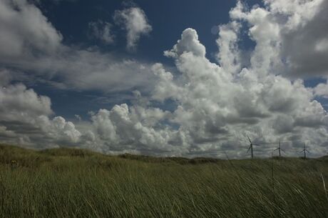 Nederlandse wolken boven de duinen van Wijk aan zee