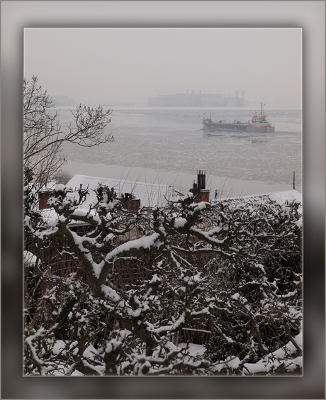 Uitzicht op de ijzige Elbe