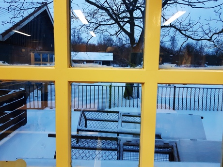 binnen warm, buiten sneeuw.