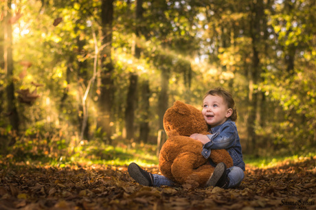 Meisje met haar knuffelbeertje