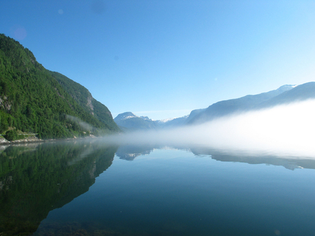 Mist op het fjord