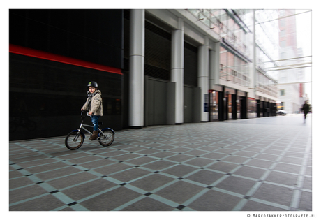 Fietsen door Den Haag centraal station