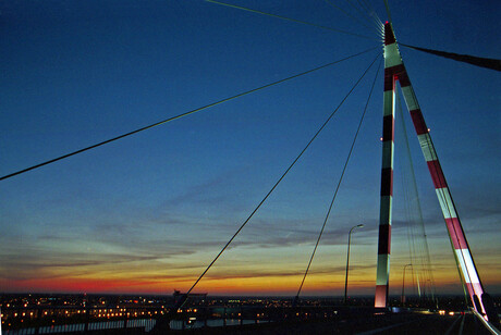 Brug St. Nazaire bij avondlicht