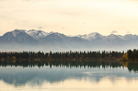 Mountain meets lake